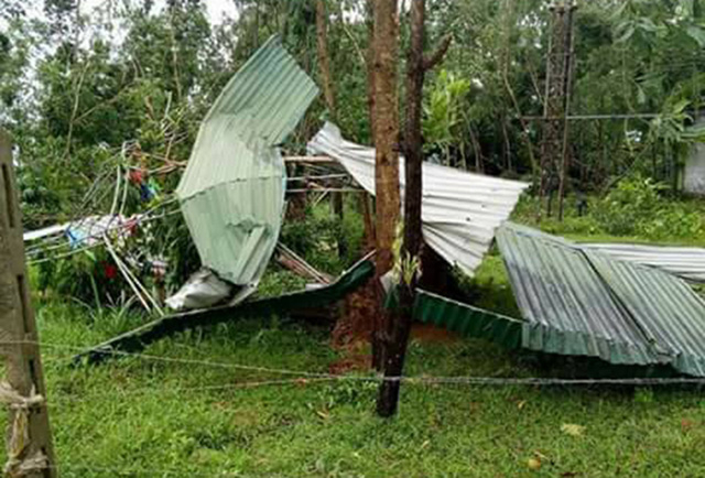 Cơn lốc cuốn m&aacute;i t&ocirc;n của một nh&agrave; d&acirc;n bay ra xa.