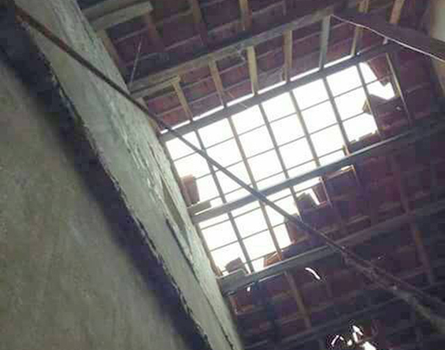 Một số ng&ocirc;i nh&agrave; bị lốc xo&aacute;y cuốn bay m&aacute;i ng&oacute;i.