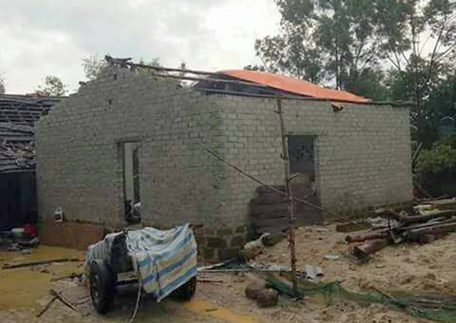Một ng&ocirc;i nh&agrave; bị ảnh hưởng kh&aacute; nặng do trận lốc xo&aacute;y chiều nay (25/7).