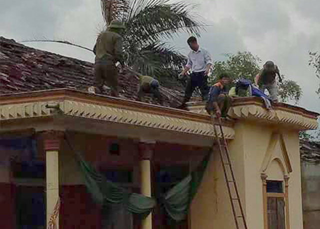 Ch&iacute;nh quyền địa phương v&agrave; người d&acirc;n nhanh ch&oacute;ng khắc phục hậu quả sau khi cơn lốc đi qua.