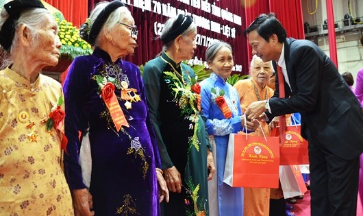 UBND tỉnh Quảng Ninh đ&atilde; biểu dương 210 người c&oacute; c&ocirc;ng với c&aacute;ch mạng ti&ecirc;u biểu.