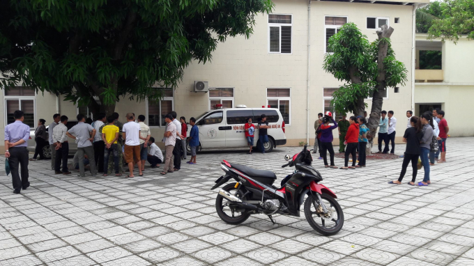 Người th&acirc;n tập trung tại bệnh viện Chấn thương chỉnh h&igrave;nh Nghệ An y&ecirc;u cầu c&aacute;c b&aacute;c sĩ l&agrave;m r&otilde; nguy&ecirc;n nh&acirc;n anh Hiếu tử vong.