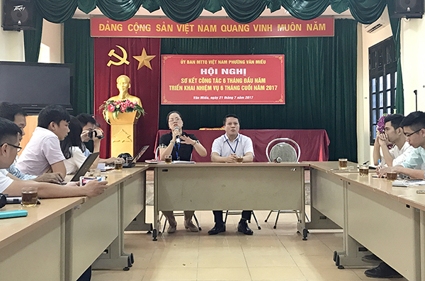 L&atilde;nh đạo UBND phường Văn Miếu chia sẻ th&ocirc;ng tin vụ việc với b&aacute;o ch&iacute; s&aacute;ng 26/7. (Ảnh D&acirc;n tr&iacute;)