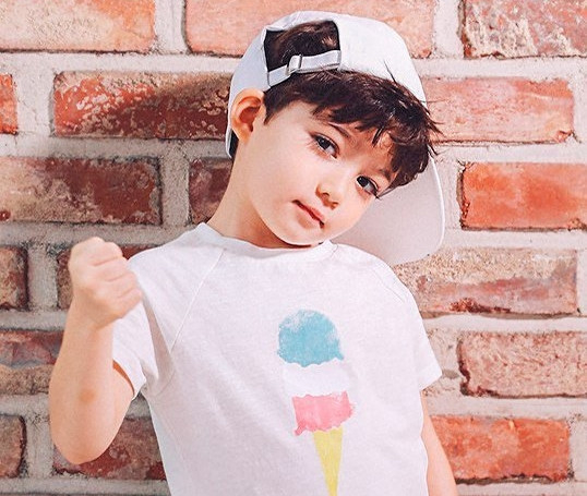 Cooper JiAn Lunde (4 tuổi) hiện l&agrave; một trong những người mẫu nh&iacute; nổi tiếng nhất xứ sở kim chi. Sở hữu vẻ đẹp lai từ cha l&agrave; người Canada, mẹ l&agrave; người H&agrave;n, Cooper c&oacute; ngoại h&igrave;nh đ&aacute;ng y&ecirc;u v&agrave; được d&acirc;n mạng y&ecirc;u mến, mệnh danh l&agrave;