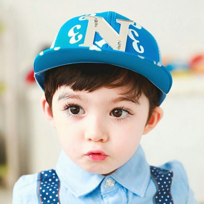 Điểm khiến nhiều người phải trầm trồ tr&ecirc;n gương mặt của cậu b&eacute; l&agrave; đ&ocirc;i mắt to tr&ograve;n c&ugrave;ng h&agrave;ng mi cong v&uacute;t. B&ecirc;n cạnh đ&oacute;, Cooper c&ograve;n thường xuy&ecirc;n