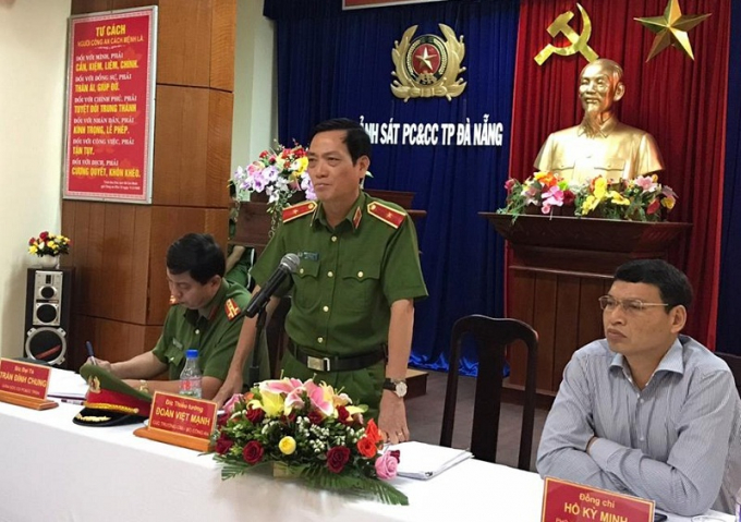 Thiếu tướng Đo&agrave;n Việt Mạnh, Cục trưởng Cục Cảnh s&aacute;t PCCC v&agrave; CNCH thuộc Bộ C&ocirc;ng an (giữa) ph&aacute;t biểu trong cuộc họp.&nbsp;