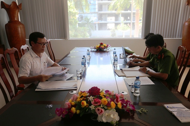 Cảnh s&aacute;t PCCC TP Đ&agrave; Nẵng kiểm tra hồ sơ PCCC của&nbsp;&ocirc;ng ty TNHH Sao Khu&ecirc; Việt. Ảnh: PCCC ĐN.