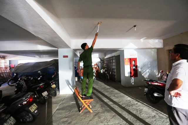 kiểm tra thử ngẫu nhi&ecirc;n tại khu vực b&atilde;i giữ xe tầng 1&nbsp;T&ograve;a nh&agrave; cao tầng 295 Nguyễn Tất Th&agrave;nh th&igrave; kh&ocirc;ng hoạt động. Ảnh: PCCC ĐN.