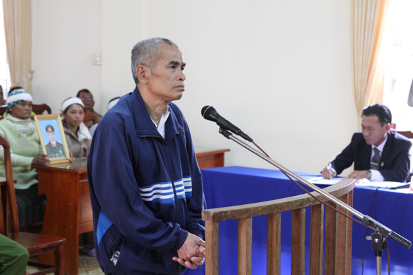 Bị c&aacute;o B&ugrave;i Xu&acirc;n Y&ecirc;m tại phi&ecirc;n t&ograve;a. (Ảnh b&aacute;o L&acirc;m Đồng).