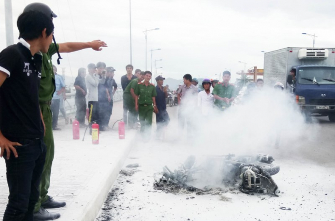 Hiện trường chiếc xe bị ch&aacute;y.