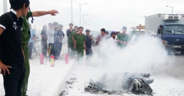 Khánh Hòa: Chiếc xe máy bốc cháy dữ dội trên cầu Bình Tân