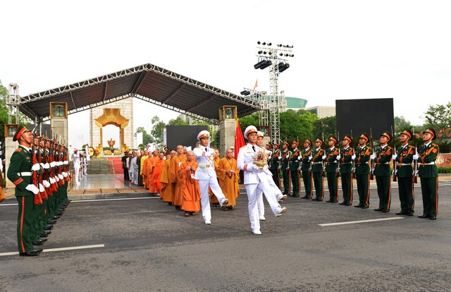 Chương tr&igrave;nh rước ch&acirc;n linh c&aacute;c anh h&ugrave;ng liệt sĩ.