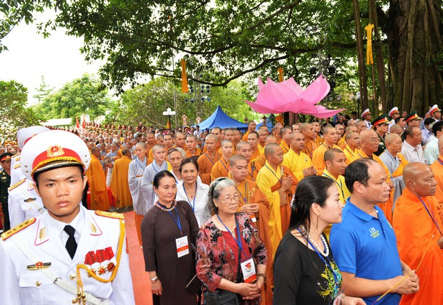 Hơn 500 hội vi&ecirc;n h&ocirc;i Hội di sản văn h&oacute;a Việt Nam c&ugrave;ng đ&ocirc;ng đảo t&iacute;n đồ nh&acirc;n d&acirc;n phật tử địa phương c&ugrave;ng về tham dự.