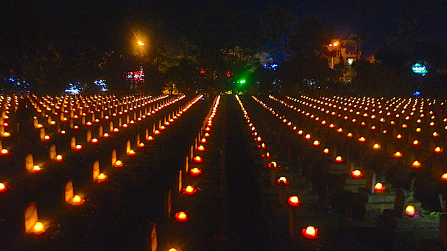 11 ng&agrave;n ngọn nến được thắp l&ecirc;n trong đ&ecirc;m lễ cầu si&ecirc;u.