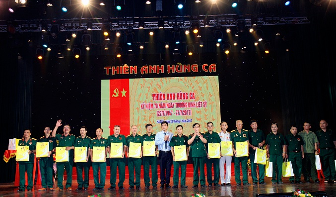 Ban Tổ chức tặng qu&agrave; người c&oacute; c&ocirc;ng, thương bệnh binh ti&ecirc;u biểu.