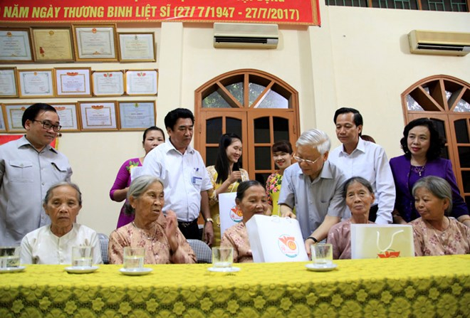 Tổng B&iacute; thư&nbsp;Nguyễn Ph&uacute; Trọng, B&iacute; thư Th&agrave;nh ủy H&agrave; Nội Ho&agrave;ng Trung Hải,&nbsp;Bộ trưởng&nbsp;Đ&agrave;o Ngọc Dung c&ugrave;ng&nbsp;l&atilde;nh đạo&nbsp;thăm hỏi tặng những phần qu&agrave; &yacute; nghĩa.