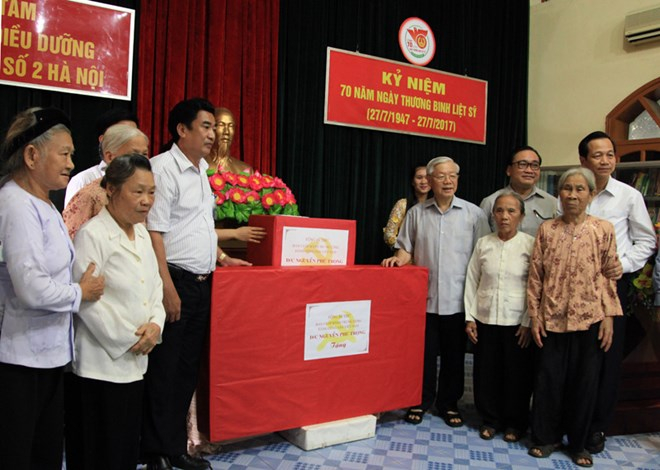 Tổng B&iacute; thư&nbsp;Nguyễn Ph&uacute; Trọng&nbsp;tặng qu&agrave; cho Trung t&acirc;m nu&ocirc;i dưỡng v&agrave; điều dưỡng người c&oacute; c&ocirc;ng số 2 H&agrave; Nội.