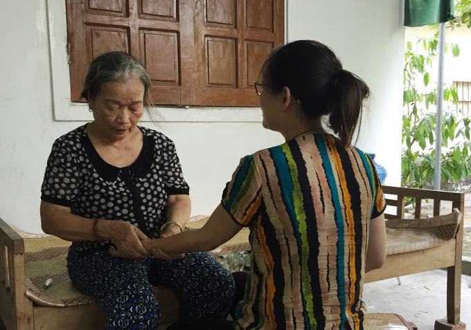 Người nữ thương binh hạng 2/4 năm n&agrave;o giờ chữa bệnh v&agrave; l&agrave;m thơ tặng m&igrave;nh, tặng đời...