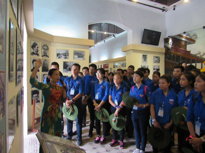 Tại c&aacute;c điểm di t&iacute;ch, c&aacute;c bạn trẻ sẽ được nghe về lịch sử, th&acirc;n thế của c&aacute;c anh h&ugrave;ng.