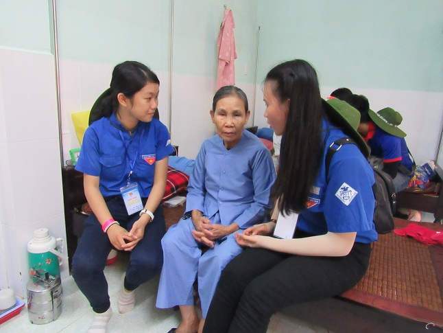 Gh&eacute; thăm c&aacute;c mẹ Việt Nam anh h&ugrave;ng, người c&oacute; c&ocirc;ng với c&aacute;ch mạng.