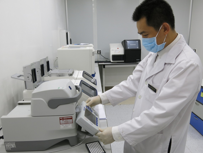 Chuy&ecirc;n vi&ecirc;n Viện c&ocirc;ng nghệ gen Vinmec thực hiện quy tr&igrave;nh x&aacute;c định ADN tr&ecirc;n m&aacute;y PCR.