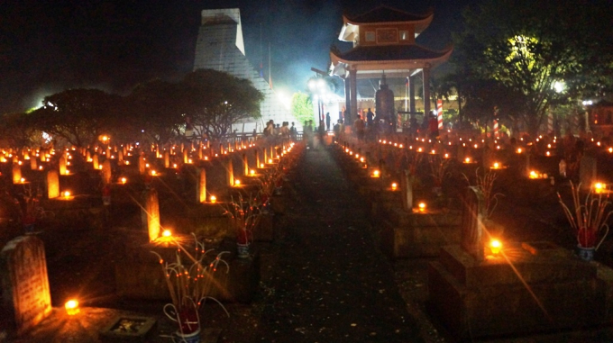 Giữa vạn ng&ocirc;i mộ, những &aacute;nh nến tri &acirc;n lung linh b&ecirc;n c&aacute;c phần mộ chưa biết t&ecirc;n khiến nhiều người nghẹn l&ograve;ng.