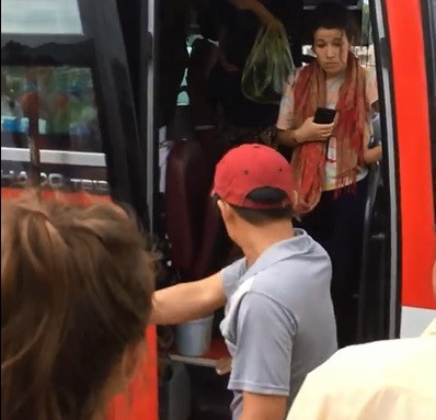 Một nh&acirc;n vi&ecirc;n nh&agrave; xe đuổi hai nữ du kh&aacute;ch nước ngo&agrave;i xuống khỏi xe.