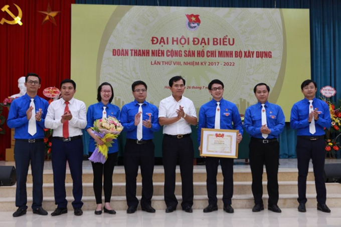 Đồng ch&iacute; L&ecirc; Quang H&ugrave;ng v&agrave; đồng ch&iacute; Nguyễn Hữu Ngọc trao Bằng khen của Trung ương Đo&agrave;n TNCS Hồ Ch&iacute; Minh cho Ban Thường vụ Đo&agrave;n Thanh ni&ecirc;n Bộ X&acirc;y dựng.