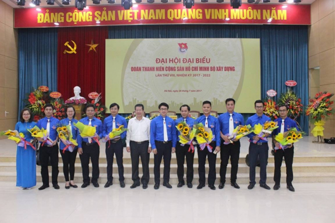 Đồng ch&iacute; L&ecirc; Văn To&agrave;n &ndash; Ph&oacute; B&iacute; thư Đảng ủy Bộ X&acirc;y dựng tặng hoa chia tay Ban Chấp h&agrave;nh Đo&agrave;n Thanh ni&ecirc;n Bộ X&acirc;y dựng kh&oacute;a VII.