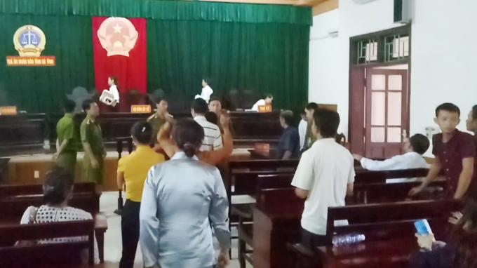 Sau khi tuy&ecirc;n &aacute;n, gia đ&igrave;nh bị c&aacute;o la h&eacute;t phản đối bản &aacute;n d&agrave;nh cho bị c&aacute;o Triều.