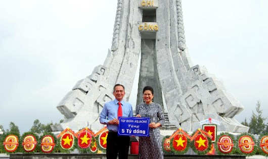 L&atilde;nh sự Nam Phi tại TP HCM Đỗ Thị Kim Li&ecirc;n ki&ecirc;m Chủ tịch HĐQT C&ocirc;ng ty Cổ phần Nước Aquaone Hậu Giang trao bảng tượng trưng ủng hộ 5 tỷ đồng để thực hiện x&acirc;y dựng nh&agrave; t&igrave;nh nghĩa tại Hậu Giang.