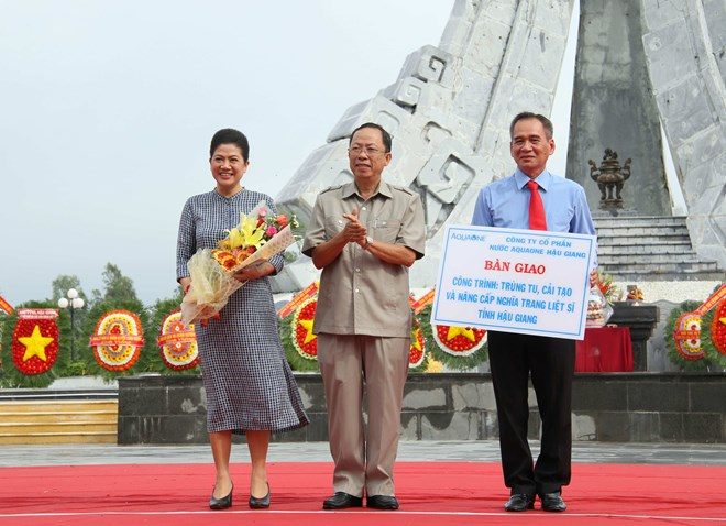 L&atilde;nh sự Nam Phi tại TP HCM Đỗ Thị Kim Li&ecirc;n ki&ecirc;m Chủ tịch HĐQT C&ocirc;ng ty Cổ phần Nước Aquaone Hậu Giang trao bảng tượng trưng nghiệm thu, c&ocirc;ng nhận ho&agrave;n th&agrave;nh c&ocirc;ng tr&igrave;nh n&acirc;ng cấp, tr&ugrave;ng tu Nghĩa trang Liệt sĩ tỉnh Hậu Giang.