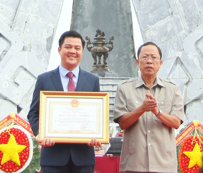 Tổng Gi&aacute;m đốc Tạ B&igrave;nh Nguy&ecirc;n, C&ocirc;ng ty Cổ phần Nước Aquaone Hậu Giang nhận Hu&acirc;n chương lao động hạng III cho những đ&oacute;ng g&oacute;p quan trọng v&igrave; cộng đồng x&atilde; hội.