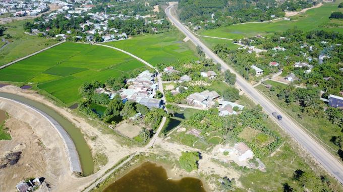 Nhiều đoạn k&ecirc;nh tho&aacute;t nước tổng thể khu vực H&ograve;a Li&ecirc;n chưa thể x&acirc;y dựng do người d&acirc;n chưa b&agrave;n giao mặt bằng.&nbsp;