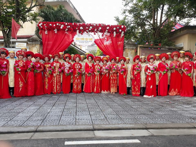 Ấn tượng đ&aacute;m cưới tập thể lần đầu ti&ecirc;n ở Huế. (Ảnh: NTH)