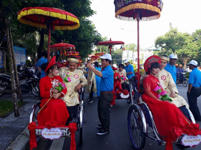 Đo&agrave;n xe chở 22 cặp đ&ocirc;i đi qua một số tuyến đường ở trung t&acirc;m TP Huế.