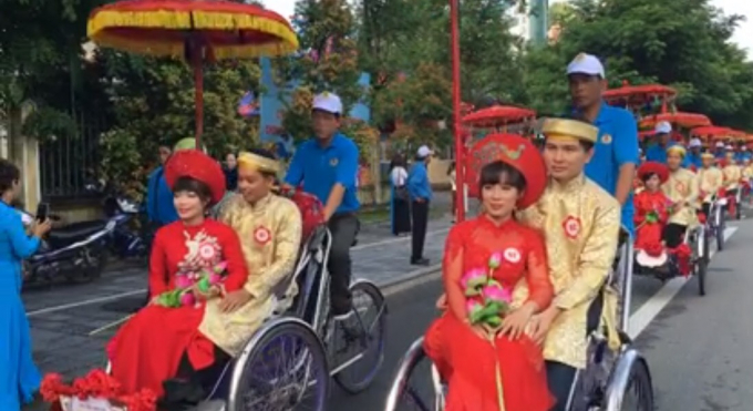 Ấn tượng đ&aacute;m cưới tập thể lần đầu ti&ecirc;n ở Huế