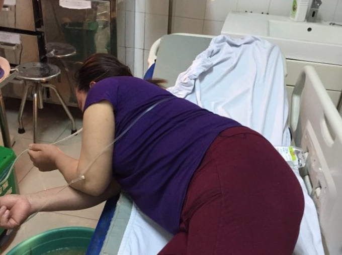 Cả ba nạn nh&acirc;n kịp thời được cấp cứu sau khi ngộ độc c&aacute; n&oacute;c.