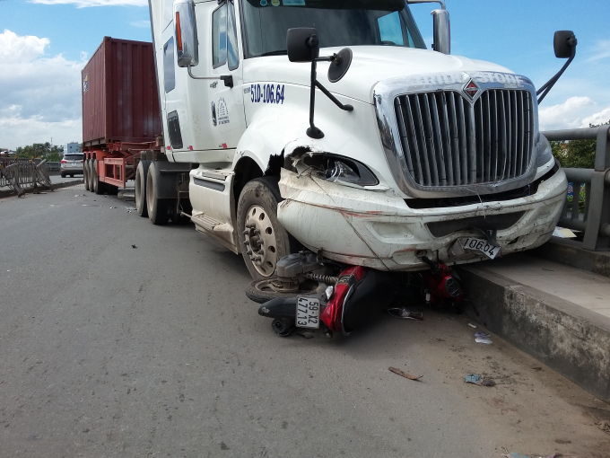 Xe m&aacute;y bị chiếc container cuốn v&agrave;o gầm tr&ecirc;n cầu G&ograve; Dưa.