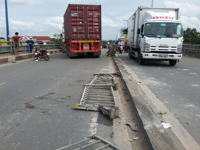 Dải ph&acirc;n c&aacute;ch bị c&agrave;y n&aacute;t.