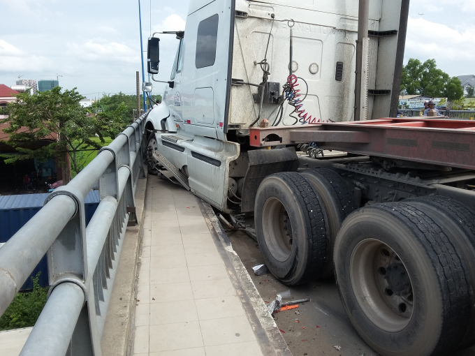 Chiếc container chỉ dừng lại khi t&ocirc;ng v&agrave;o th&agrave;nh cầu.