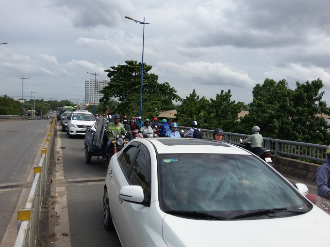 Giao th&ocirc;ng &ugrave;n tắc.