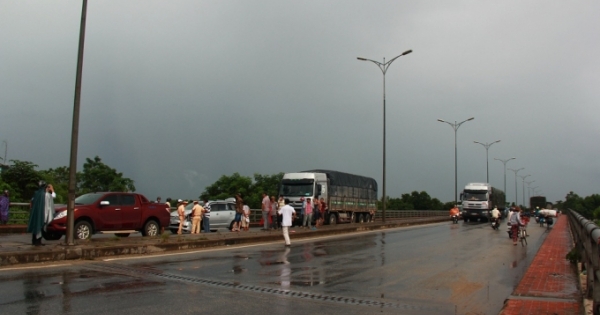 Thừa Thiên Huế: Tai nạn liên hoàn giữa 3 xe ô tô trên cầu An Lỗ