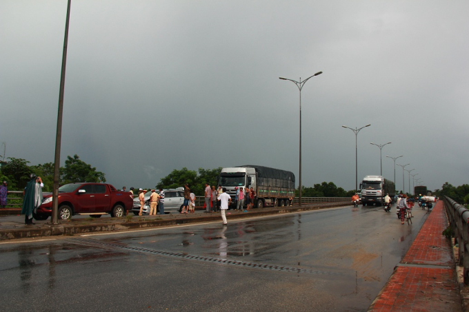 &nbsp;Vụ tai nạn xảy ra ngay tr&ecirc;n cầu, khi đ&oacute; c&oacute; rất nhiều phương tiện đang lưu th&ocirc;ng.