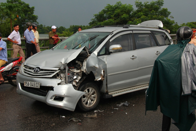 Chiếc xe đi giữa bị n&aacute;t một b&ecirc;n đầu do đ&acirc;m v&agrave;o đu&ocirc;i xe ph&iacute;a trước.