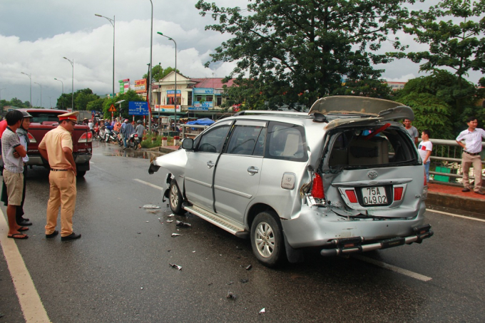 Chiếc xe đi giữa hư hỏng nặng cả trước v&agrave; sau nhưng t&agrave;i xế may mắn chỉ bị thương nhẹ.
