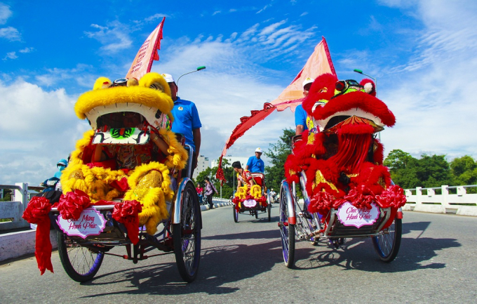 Đo&agrave;n m&uacute;a L&acirc;n dẫn đầu đo&agrave;n rước d&acirc;u.