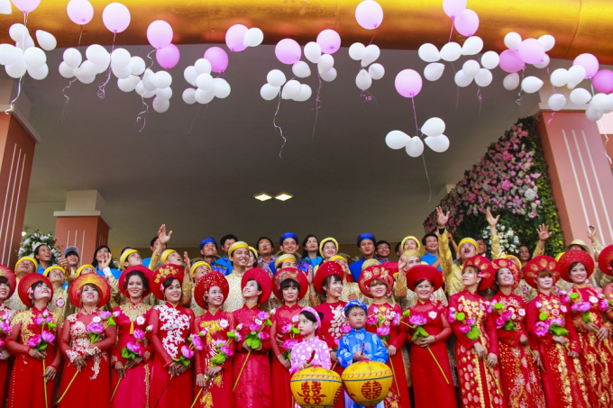 Ch&ugrave;m ảnh: L&atilde;ng mạn 22 đ&ocirc;i &ldquo;hạnh ph&uacute;c tr&ecirc;n x&iacute;ch l&ocirc;&rdquo; giữa l&ograve;ng Cố đ&ocirc; Huế