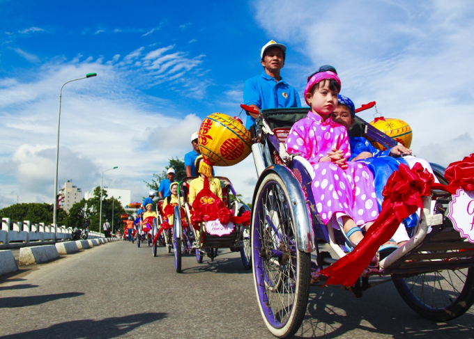 Ch&ugrave;m ảnh: L&atilde;ng mạn 22 đ&ocirc;i &ldquo;hạnh ph&uacute;c tr&ecirc;n x&iacute;ch l&ocirc;&rdquo; giữa l&ograve;ng Cố đ&ocirc; Huế