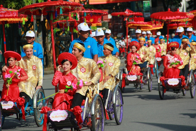 Nụ cười hạnh ph&uacute;c rạng ngời tr&ecirc;n khu&ocirc;n mặt của c&aacute;c t&acirc;n lang v&agrave;t&acirc;n nương.
